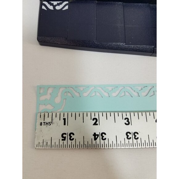 Fiskars Border Punch With Intricate Design Corner 1" sections scrapbooking - Picture 4 of 5